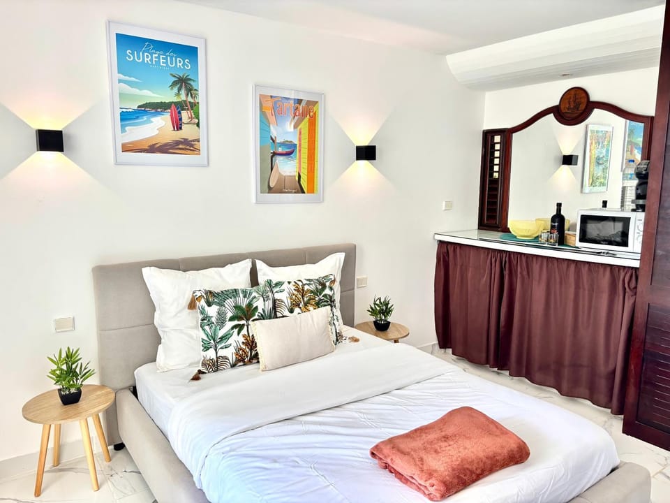 Photo of the whole room, Bedroom