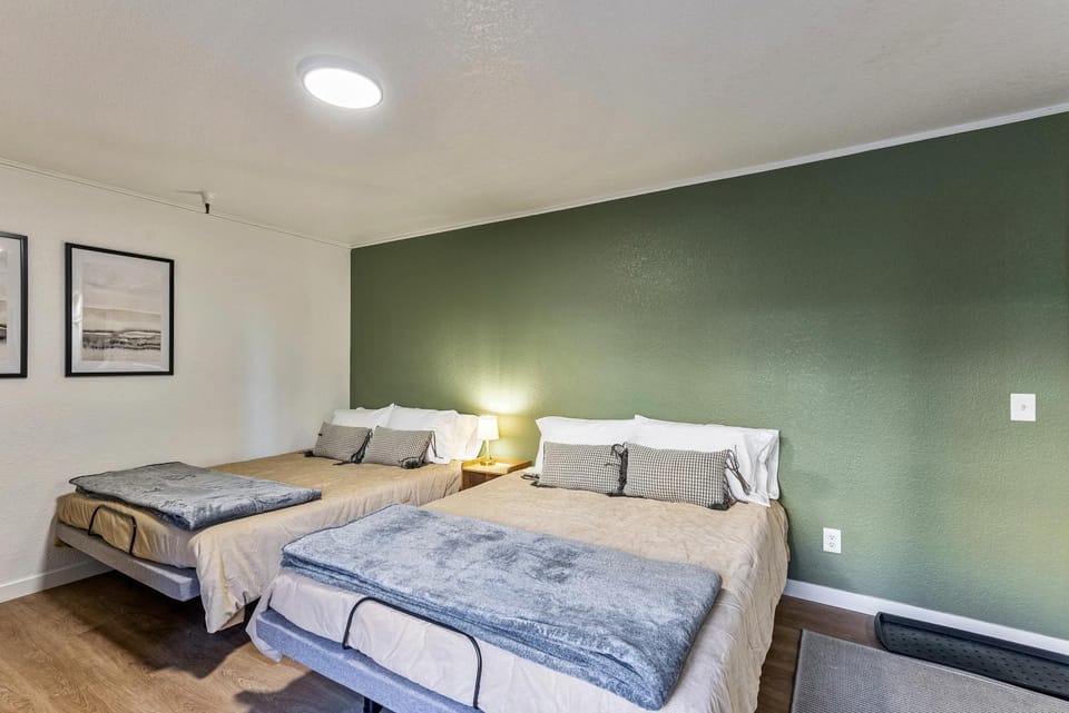 Cozy stay for 2, 5 Min Drive to Base, Full Kitchen, Shared Hot Tub & Pool, Restaurants Nearby! House in Park City