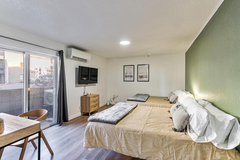 Cozy stay for 2, 5 Min Drive to Base, Full Kitchen, Shared Hot Tub & Pool, Restaurants Nearby! House in Park City