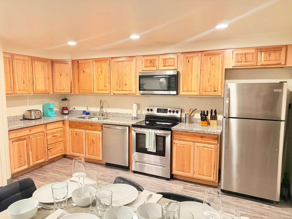 APT Style Home 2BR 2BA w Jacuzzi Near Airport House in Tucson