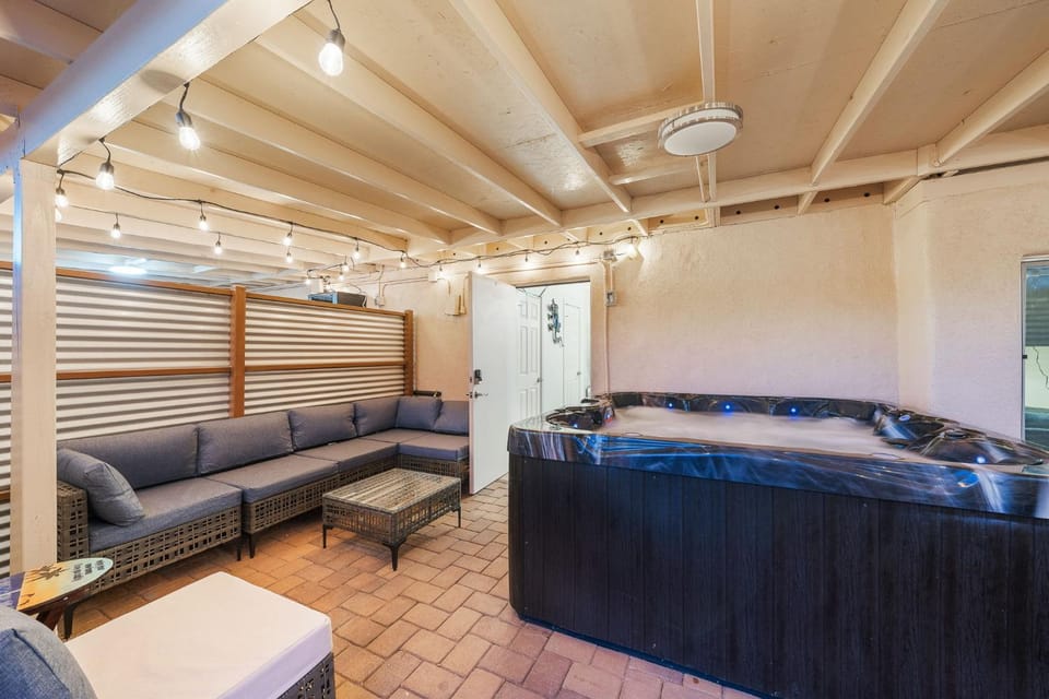 3BR 2BA Cozy Home with Jacuzzi Near Downtown House in Tucson