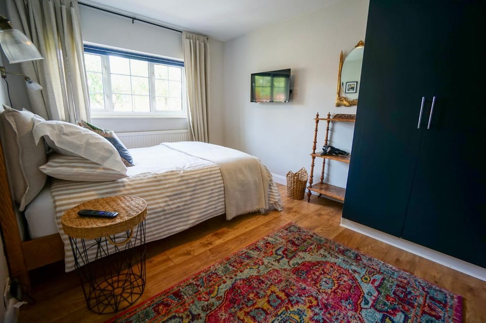 Beautiful 2 Bed Home with Spacious Garden House in Stevenage