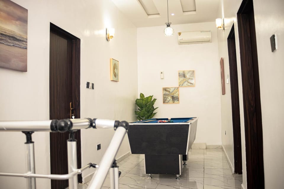 Lounge or bar, air conditioner