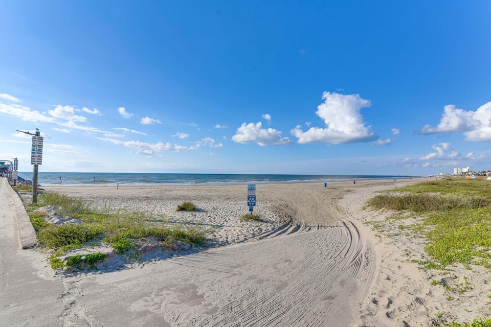 Galveston Beach Condo: Pool & Balcony w/ Views! House in Galveston Island