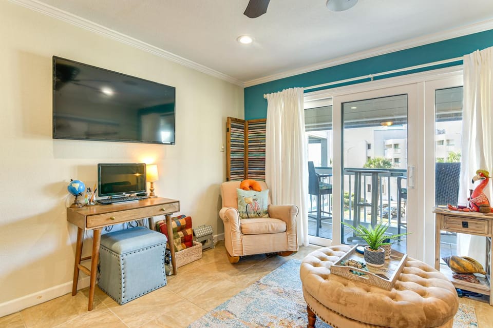Galveston Beach Condo: Pool & Balcony w/ Views! House in Galveston Island