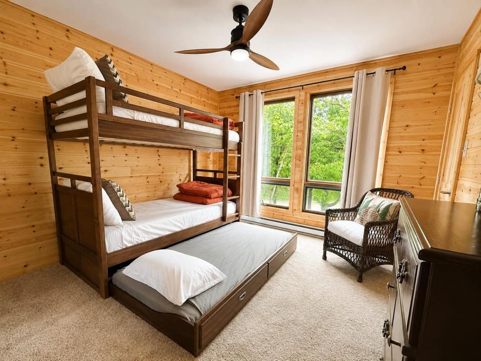 Bedroom, bunk bed