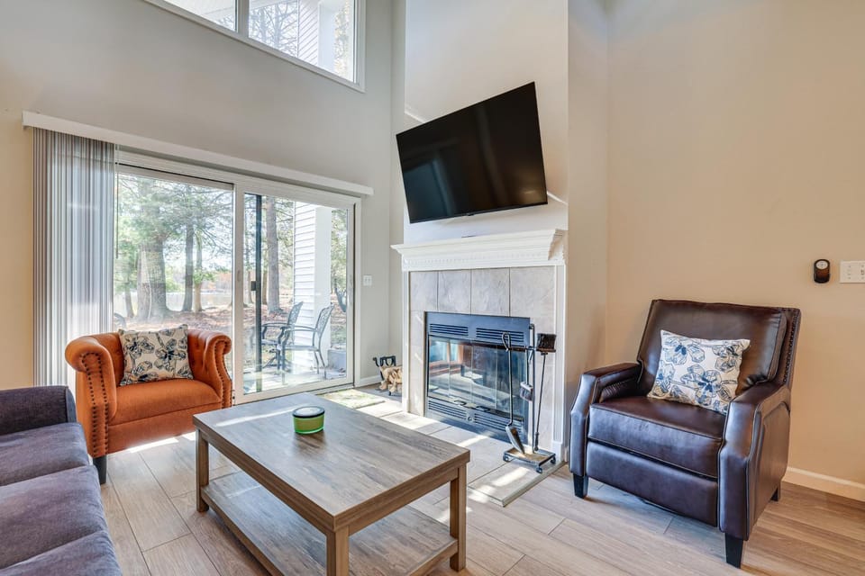 Steps to Lake Tanglwood: Tranquil Wooded Retreat House in Lake Wallenpaupack