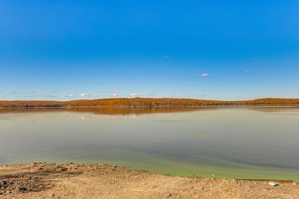 Steps to Lake Tanglwood: Tranquil Wooded Retreat House in Lake Wallenpaupack