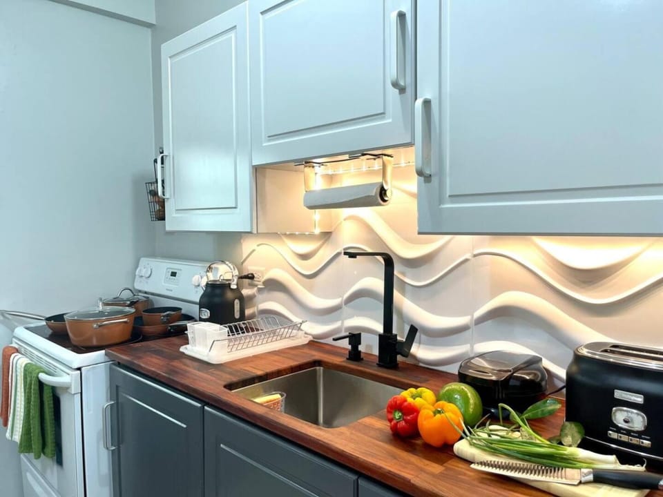 TOPAZ Classy, cozy condo near beaches & airport Apartment in Crown Point