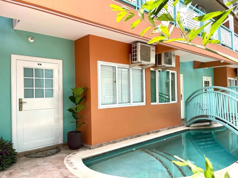 TOPAZ Classy, cozy condo near beaches & airport Apartment in Crown Point