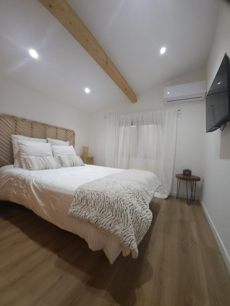 Bed, TV and multimedia, Photo of the whole room, Bedroom