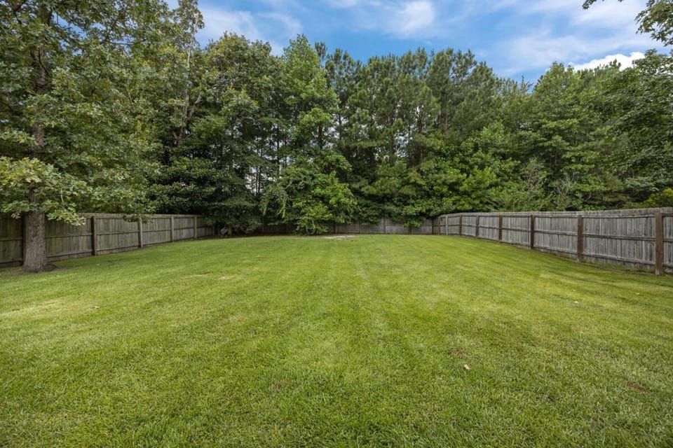 3-Bedroom Retreat with King Suite, Pool Table & Private Fenced Yard House in New Bern