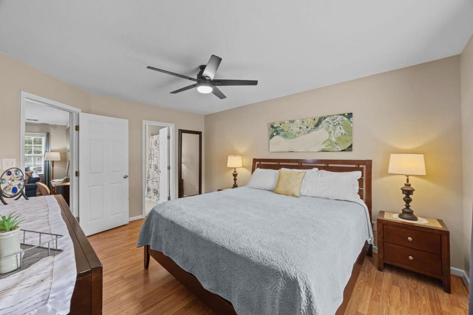3-Bedroom Retreat with King Suite, Pool Table & Private Fenced Yard House in New Bern