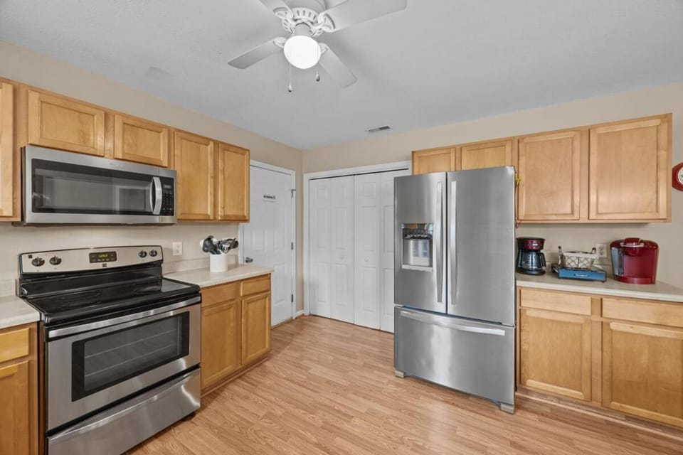 3-Bedroom Retreat with King Suite, Pool Table & Private Fenced Yard House in New Bern