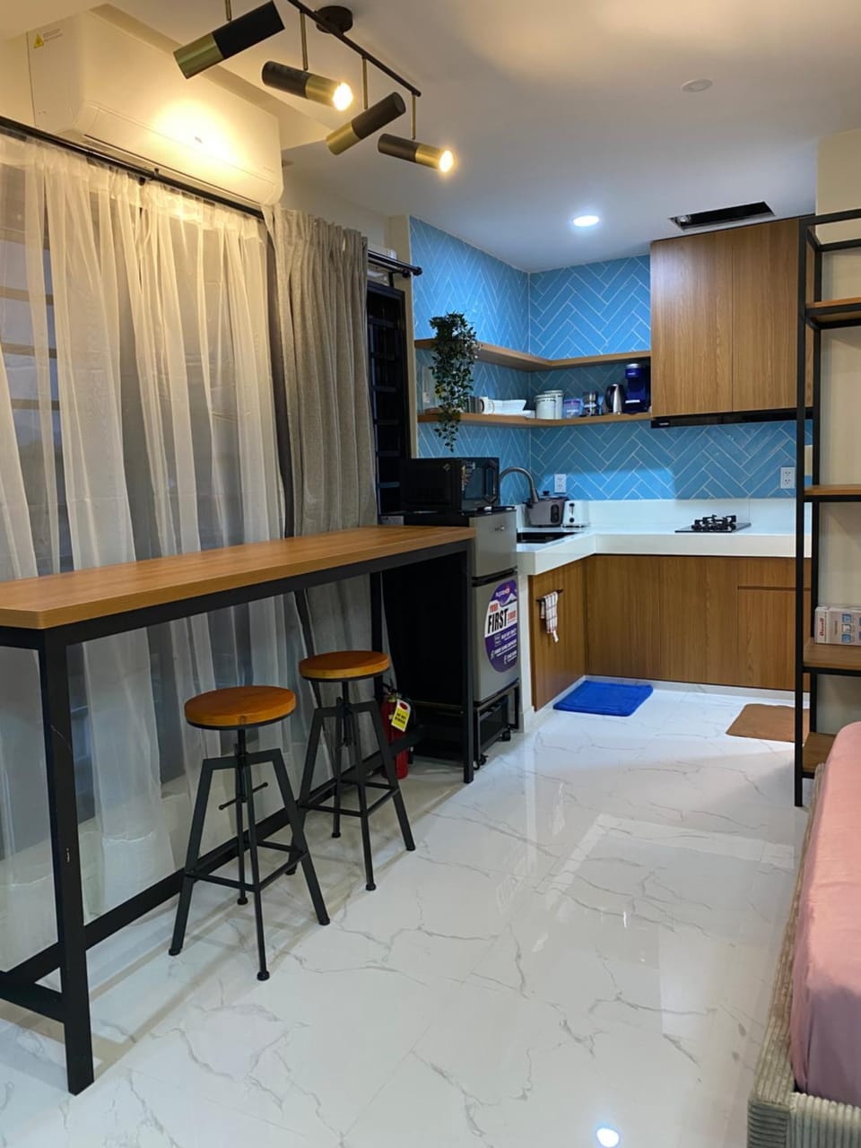 Dining area, minibar