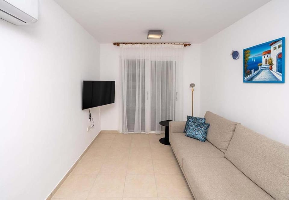 Communal lounge/ TV room, Bed, TV and multimedia, Living room, Photo of the whole room, Seating area, Evening entertainment, Bedroom, air conditioner