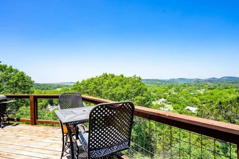 Riverfront Family Home with Game room and Water Activities House in Canyon Lake