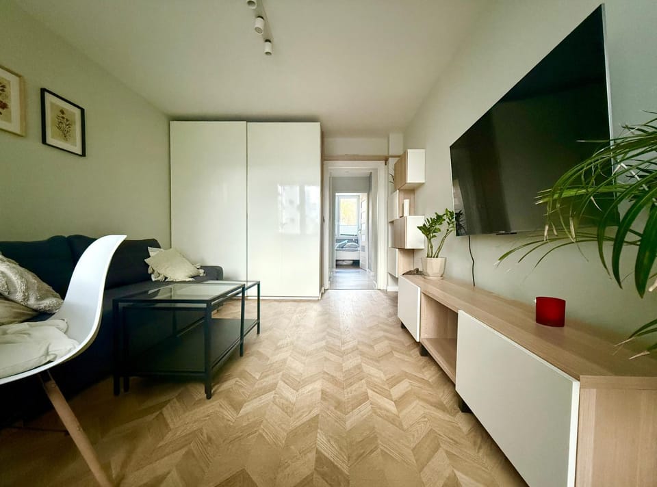 TV and multimedia, Living room, Seating area, Evening entertainment