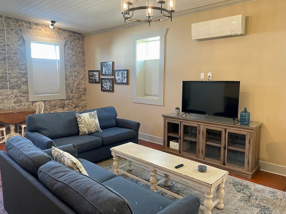 Living room, Seating area, Evening entertainment, air conditioner