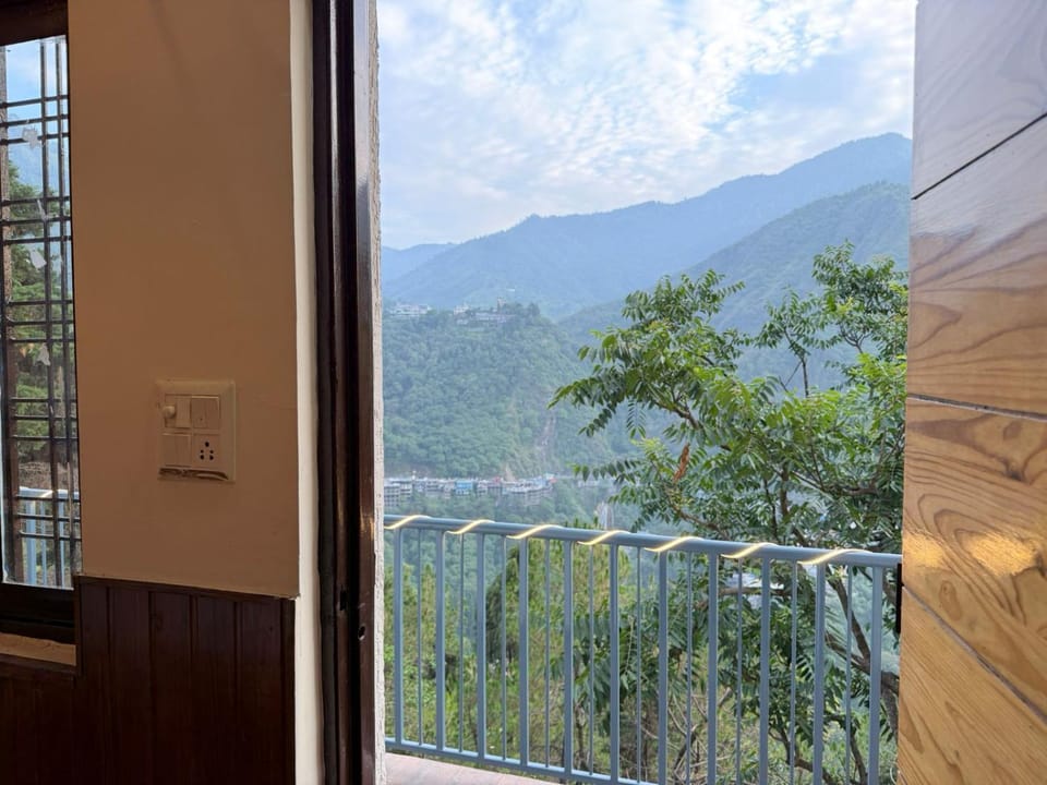 Cross Hill The Great Valley View Hotel in Uttarakhand
