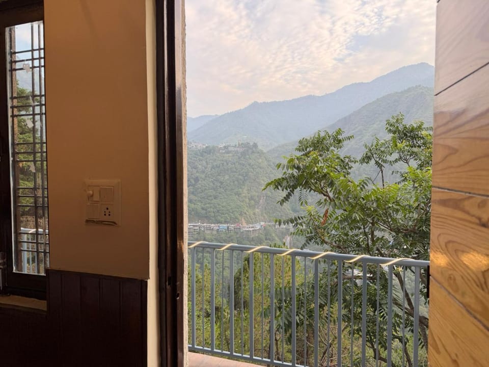 Cross Hill The Great Valley View Hotel in Uttarakhand