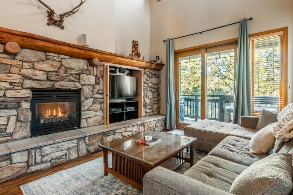 Mammoth Green #220 - Nearly Ski-In Ski-Out 3 Bedroom 2 Bath, Sleeps 8 House in Mammoth Lakes