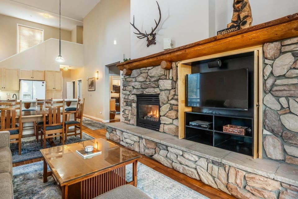 Mammoth Green #220 - Nearly Ski-In Ski-Out 3 Bedroom 2 Bath, Sleeps 8 House in Mammoth Lakes