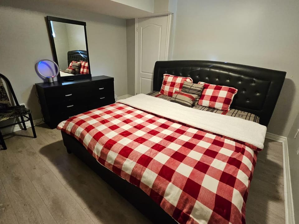 Peace Apartment Bed and Breakfast in Halton Hills