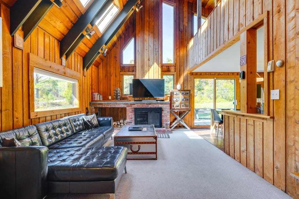Stratton Shuttle Access! Vermont Mountain Hideaway House in Winhall