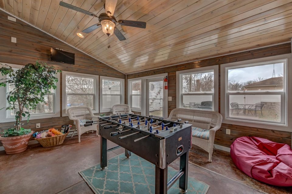 Large Group Stay Near Wedding Venues & Lake Pepin - Lumberyard Lofts House in Pepin