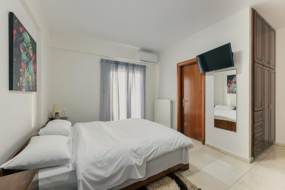 Bed, TV and multimedia, Photo of the whole room, Bedroom