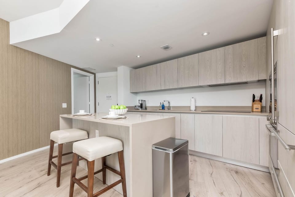 Luxurious Beachfront 2-Bedroom 2-Bathroom with balcony Condo at Lyfe Resort & Residences - Miami Beach Apartment hotel in Hollywood Beach