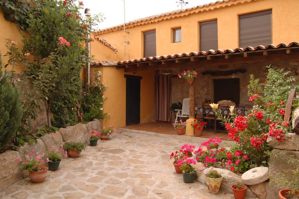 Property building, Patio, Spring, BBQ facilities, Garden, Garden view