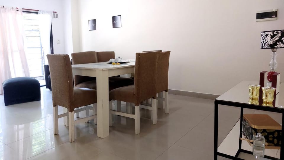 TV and multimedia, Seating area, Dining area