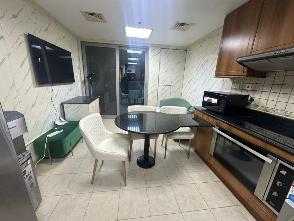 TV and multimedia, Kitchen or kitchenette, Living room, Seating area, Dining area, minibar, oven, stove, toaster