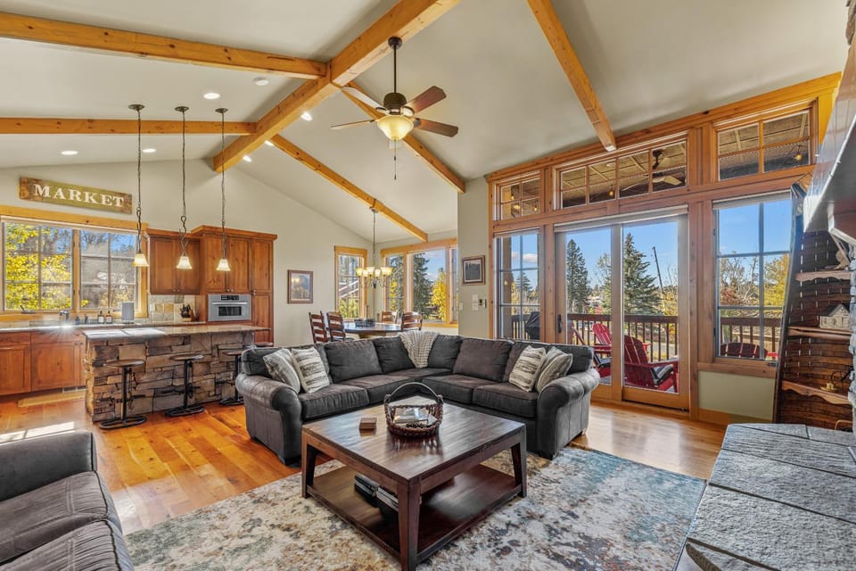 Ravenswood- Lake views- downtown greystone with air conditioning House in McCall