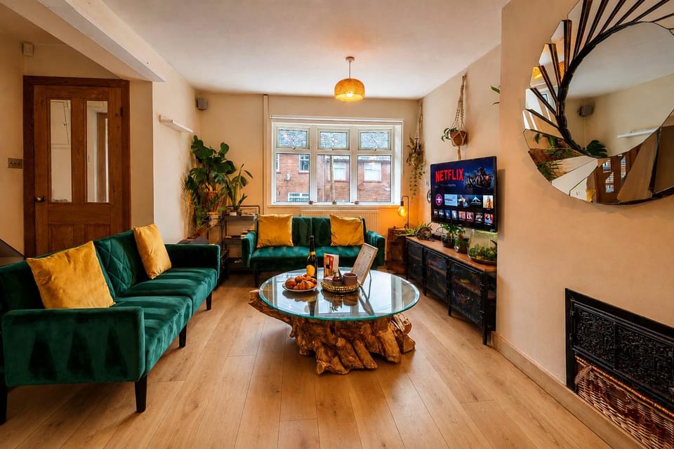 TV and multimedia, Living room, Seating area, Evening entertainment