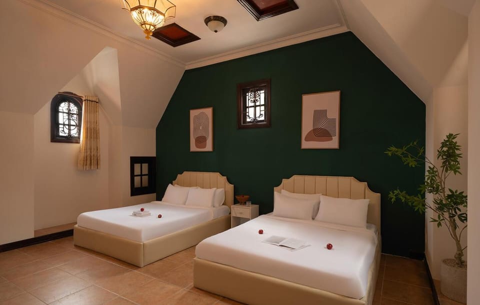 Bed, Bedroom, towels