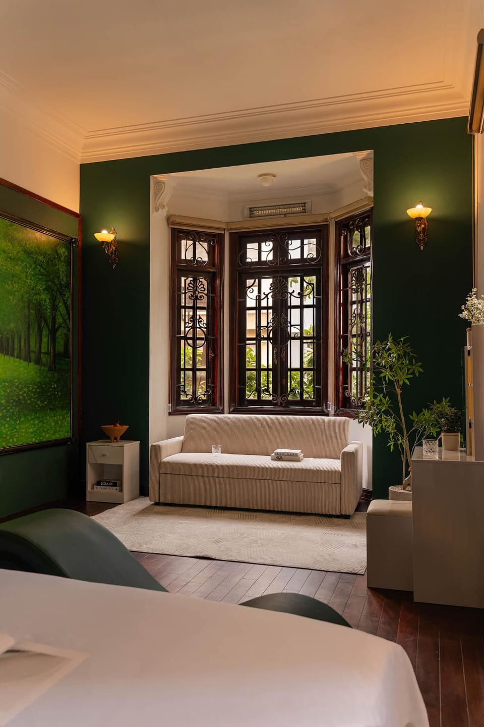 Bed, Seating area, Bedroom