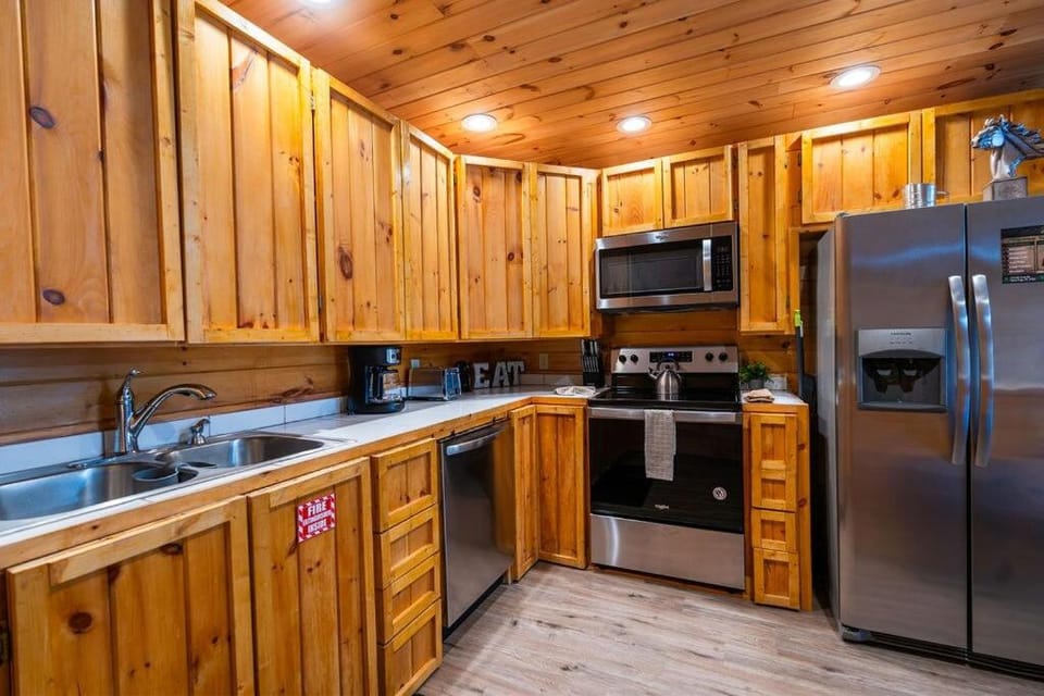 Exclusive Attraction Ticket Prices! Rustic Ranch near PF House in Gatlinburg