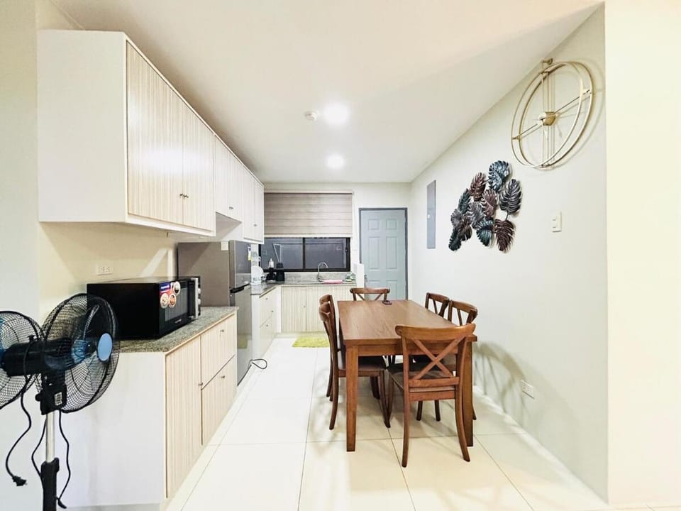 4BR Duplex for 25 persons with Wi-Fi & Parking Apartment in Cebu City