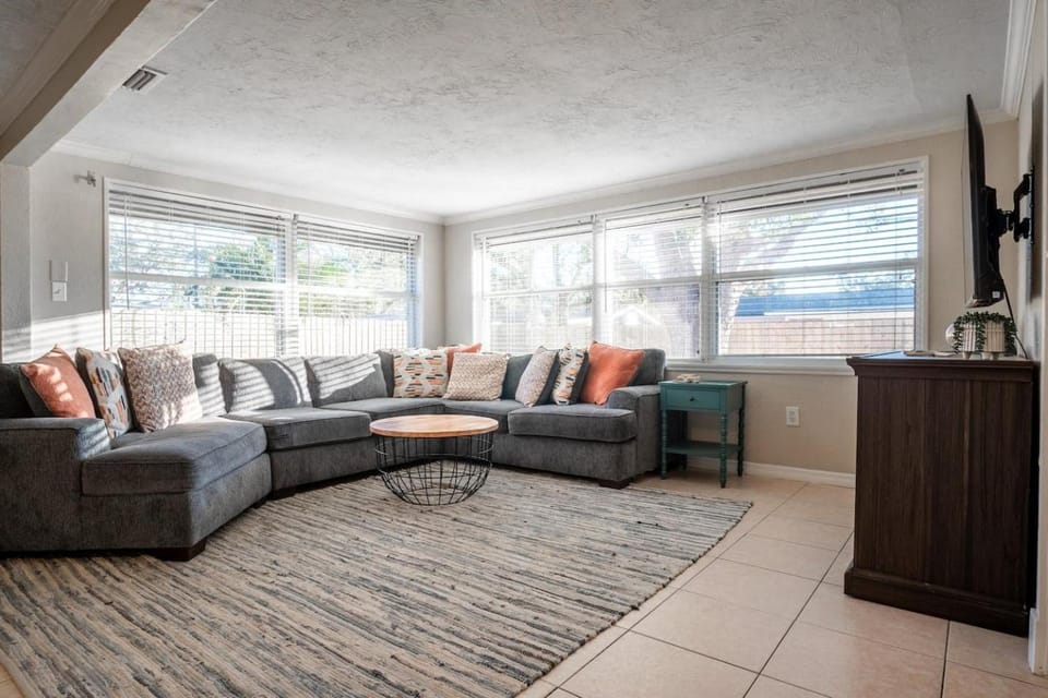 King bed, Near Siesta Beach, Lido, and Downtown! House in Sarasota