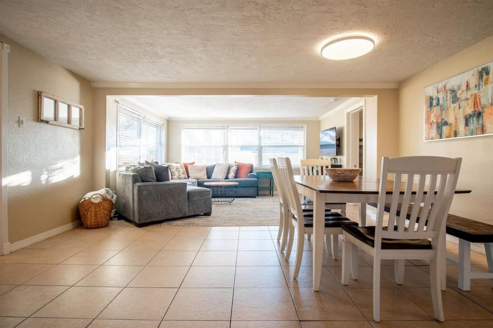 King bed, Near Siesta Beach, Lido, and Downtown! House in Sarasota