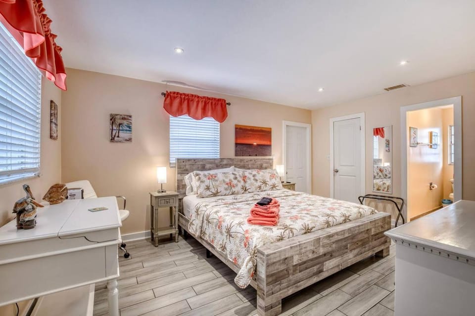 3 miles to AMI beach, 3 bed 2 bath, 4 miles to IMG House in Cortez