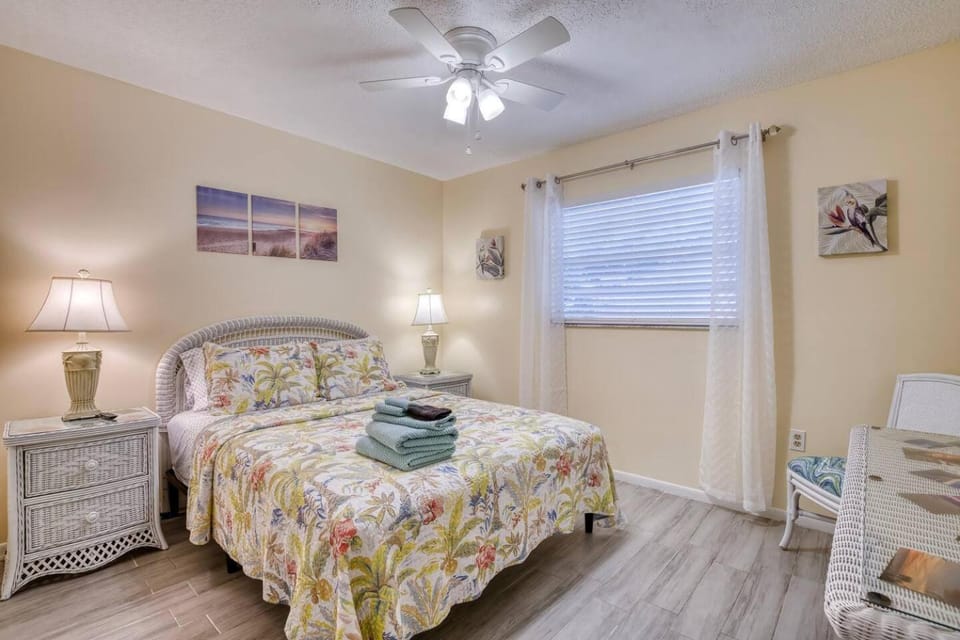 3 miles to AMI beach, 3 bed 2 bath, 4 miles to IMG House in Cortez