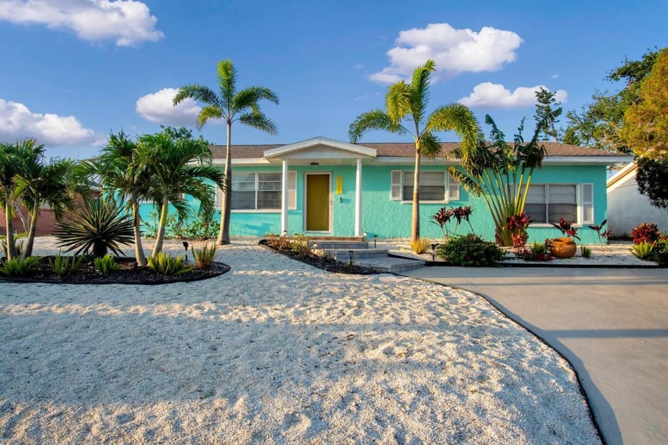 3 miles to AMI beach, 3 bed 2 bath, 4 miles to IMG House in Cortez