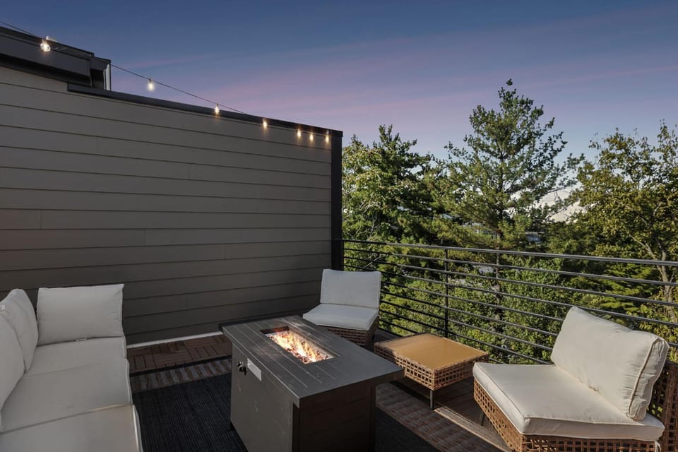 NEW Stylish Nash Townhouse w Hot Tub & Rooftop Apartment in Berry Hill