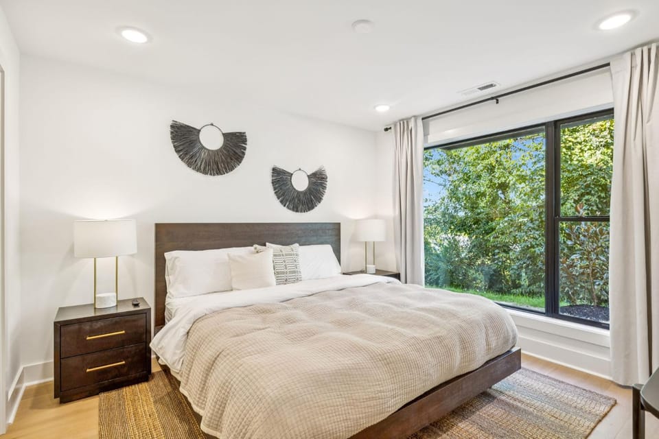 NEW Stylish Nash Townhouse w Hot Tub & Rooftop Apartment in Berry Hill
