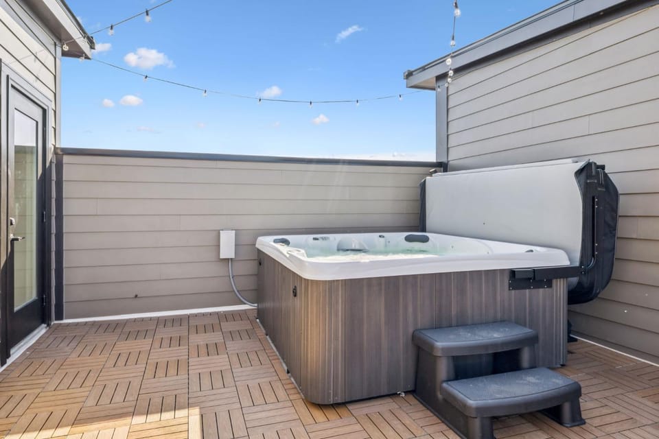 NEW Stylish Nash Townhouse w Hot Tub & Rooftop Apartment in Berry Hill