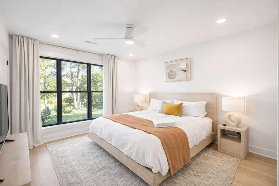 Nashville Getaway Rooftop Views & Modern Comfort Apartment in Berry Hill